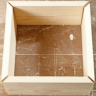 Kap geringssav: Sæt siderne på kassen sammen. Hvert hjørne skal danne en vinkel på præcis 90 grader Kap geringssav: Sæt siderne på kassen sammen. Hvert hjørne skal danne en vinkel på præcis 90 grader